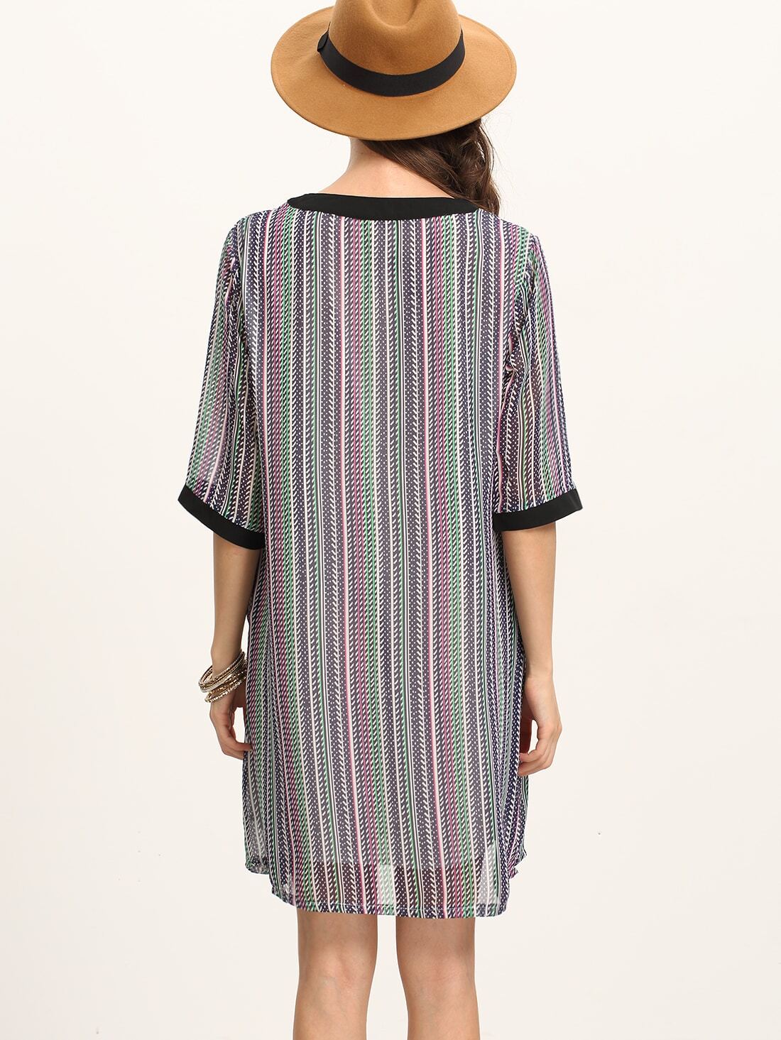 Robe à rayures verticales demimanche